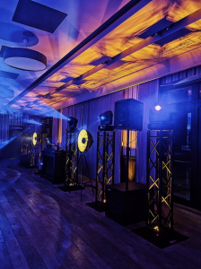 Nagłośnienie i lampy retro na kratownicach podczas eventu w hotelu